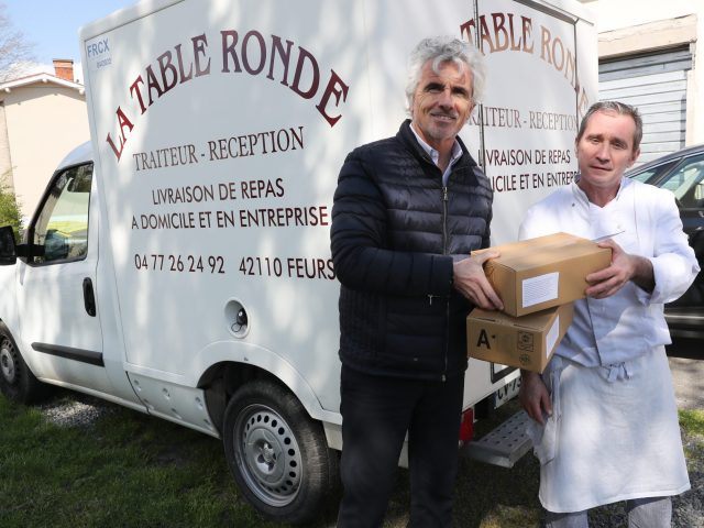 Remise des masques de protection par Mr Jean Pierre TAITE maire de FEURS